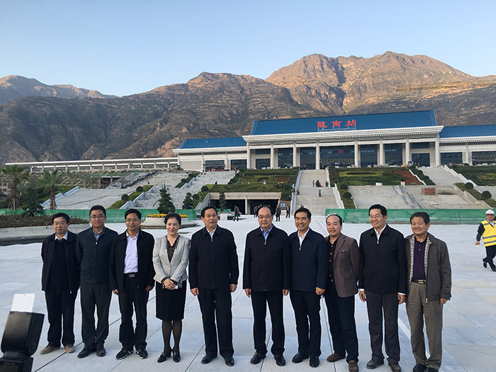 全國(guó)、省市政協(xié)委員體驗(yàn)蘭渝鐵路、視察階州廣場(chǎng)