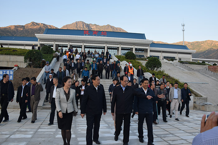 全國(guó)、省市政協(xié)委員體驗(yàn)蘭渝鐵路、視察階州廣場(chǎng)