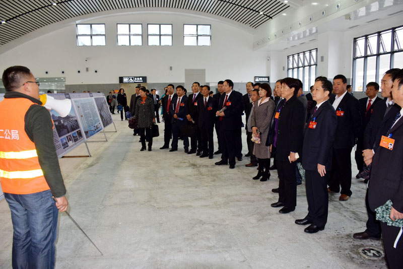 政協(xié)隴南市第四屆委員會(huì)第一次會(huì)議委員參觀(guān)階州廣場(chǎng)