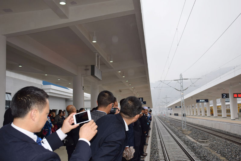 政協(xié)隴南市第四屆委員會(huì)第一次會(huì)議委員參觀(guān)階州廣場(chǎng)