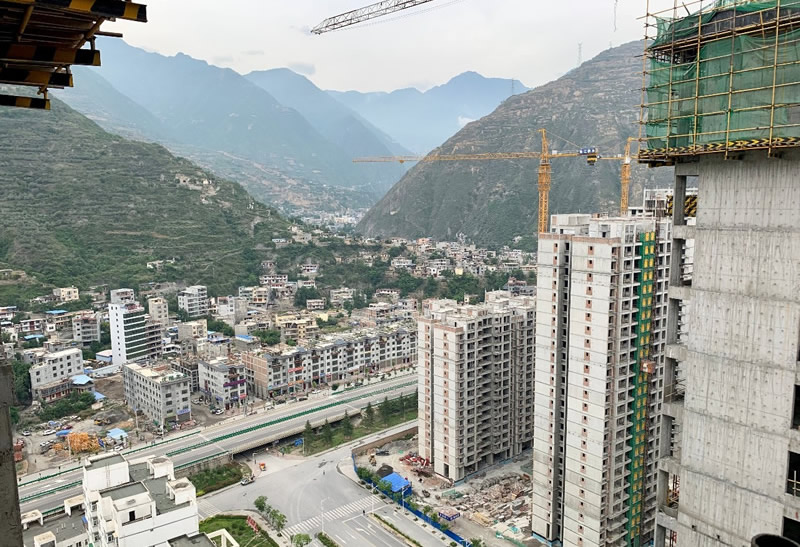 匠心傾注、喜封金頂——龍江?雙子座商住小區(qū)主體順利封頂