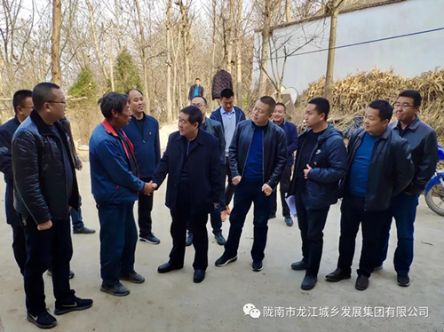 市龍江集團(tuán)在文縣橋頭鎮(zhèn)安子坡村開(kāi)展“解難題、辦實(shí)事、送溫暖”活動(dòng)