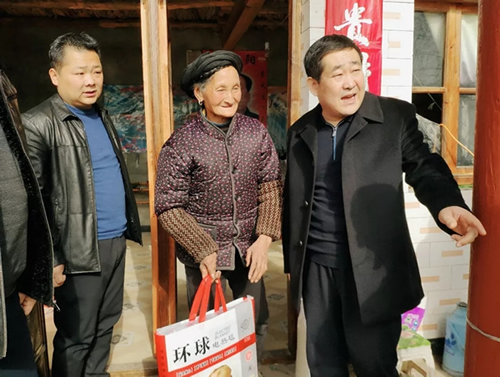 市龍江集團(tuán)在文縣橋頭鎮(zhèn)安子坡村開(kāi)展“解難題、辦實(shí)事、送溫暖”活動(dòng)