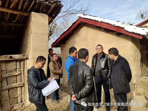 市龍江集團(tuán)在文縣橋頭鎮(zhèn)安子坡村開(kāi)展“解難題、辦實(shí)事、送溫暖”活動(dòng)